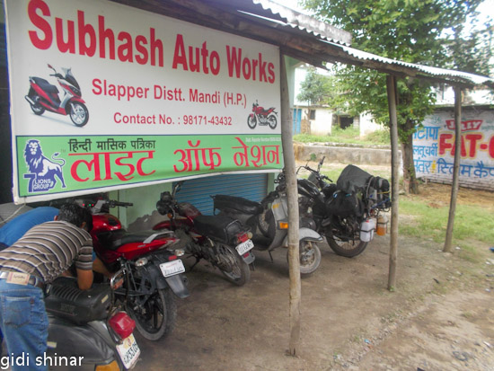 מנסה לתקן את הצופר שהתקלקל לי