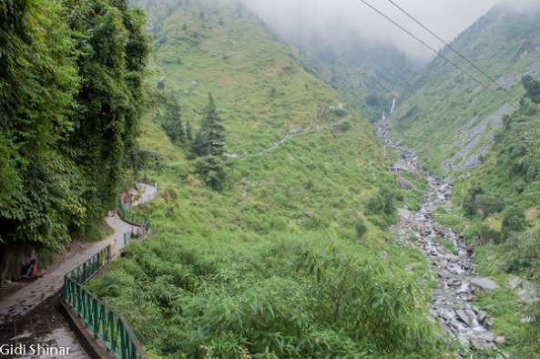 בדרך למפל הקטן בבאגסו