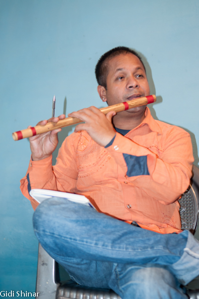 הארי מורה לחליל בבגסו